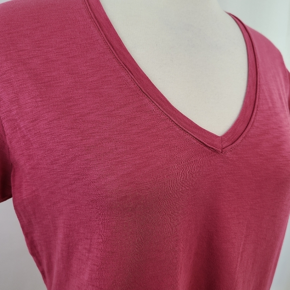 Theory V-Neck Tee in Slub Cotton dark rose pink berry red size medium - Picture 5 of 5